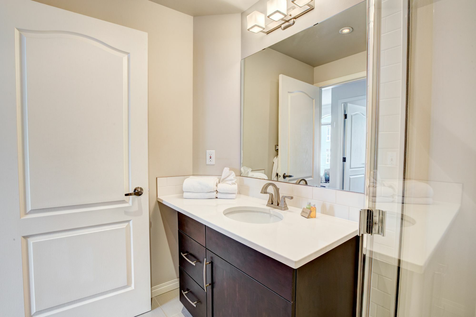 Suite Digs - Genesis Calgary Bagian luar foto